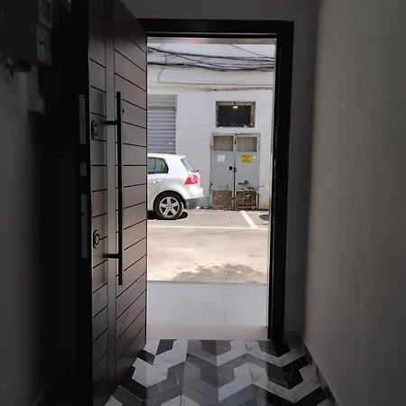 Cozy Centrally Located For Two 1, 10 Min Walk From Center Тирана