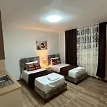 Cozy Centrally Located For Two 1, 10 Min Walk From Center דירה