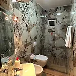 Cozy Centrally Located For Two 1, 10 Min Walk From Center דירה טיראנה