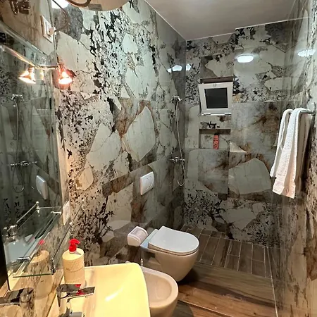 Cozy Centrally Located For Two 1, 10 Min Walk From Center Apartamento Tirana