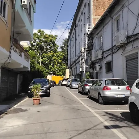 Cozy Centrally Located For Two 1, 10 Min Walk From Center טיראנה