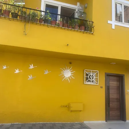 Cozy Centrally Located For Two 1, 10 Min Walk From Center דירה טיראנה